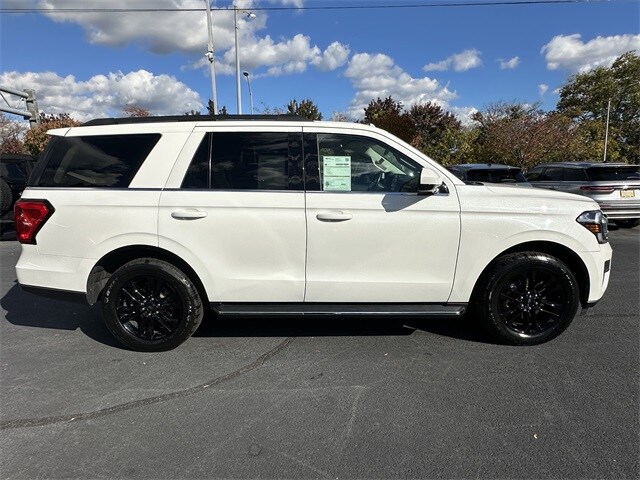 2022 Ford Expedition XLT photo 2