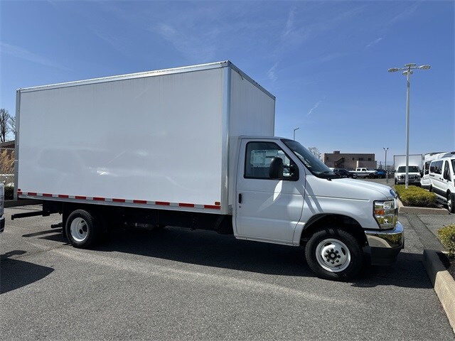 2024 Ford E-450 Cutaway Chassis Cab photo 4