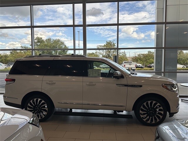 2023 Lincoln Navigator Black Label photo 4