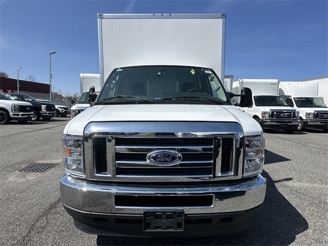 2024 Ford E-450 Cutaway Chassis Cab photo 3