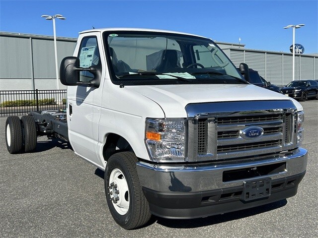 2024 Ford E-450 Cutaway Chassis Cab photo 2