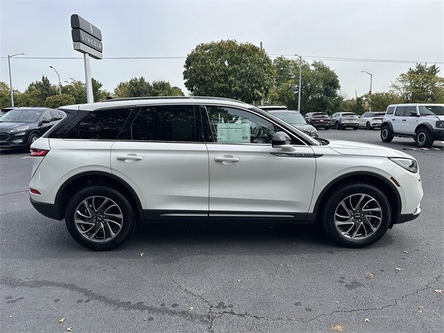 2022 Lincoln Corsair Standard photo 4