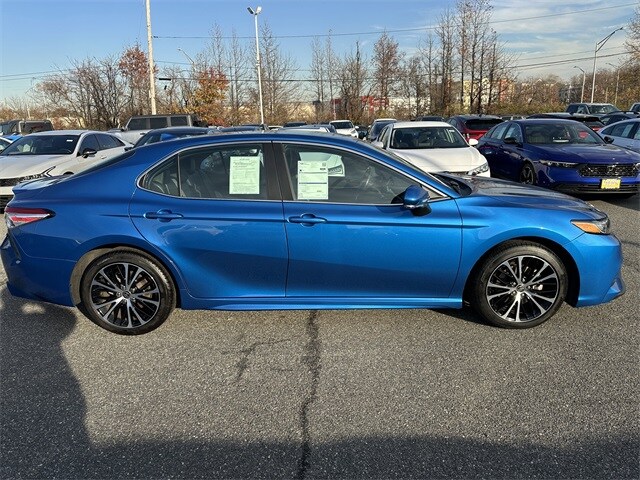 2020 Toyota Camry SE photo 3