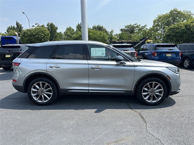 2022 Lincoln Corsair Standard photo 2