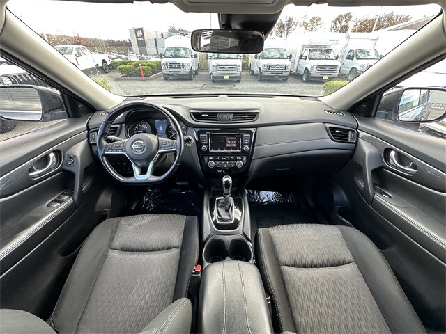 2020 Nissan Rogue SV photo 2