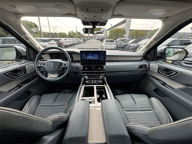 2022 Lincoln Navigator Black Label photo 3