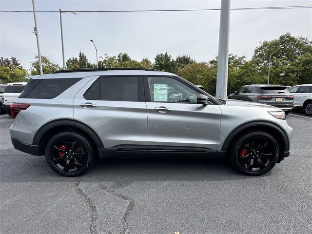 2022 Ford Explorer ST photo 2