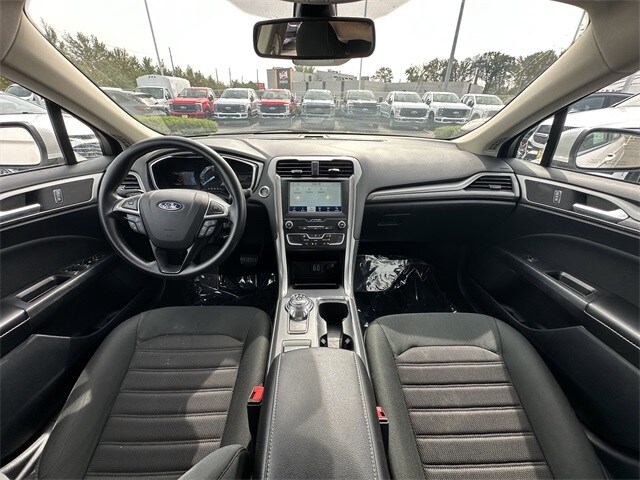 2020 Ford Fusion SE photo 2