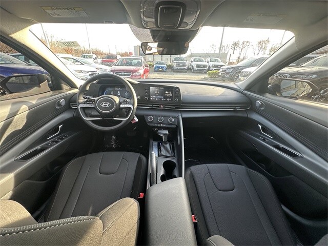 2025 Hyundai Elantra SE photo 2