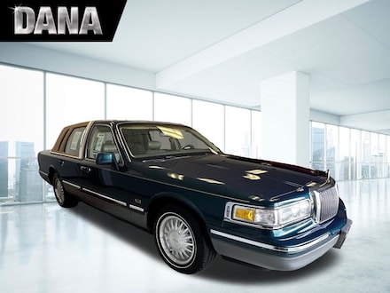 Used 1997 Lincoln Town Car Signature Sedan for Sale in Staten Island