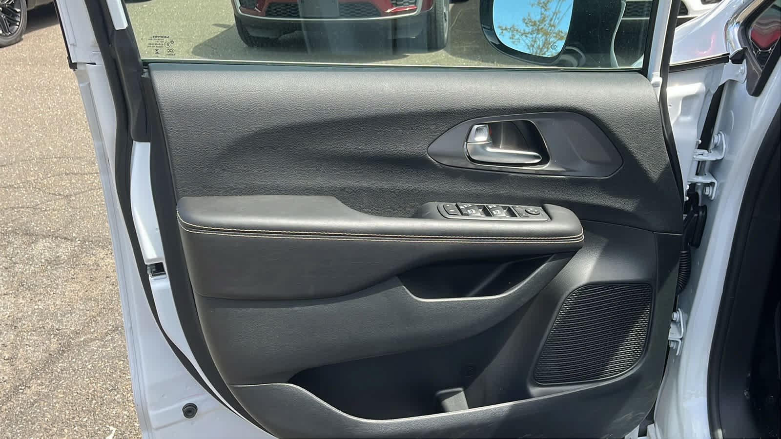 2026 Chrysler Voyager LX - Photo 9