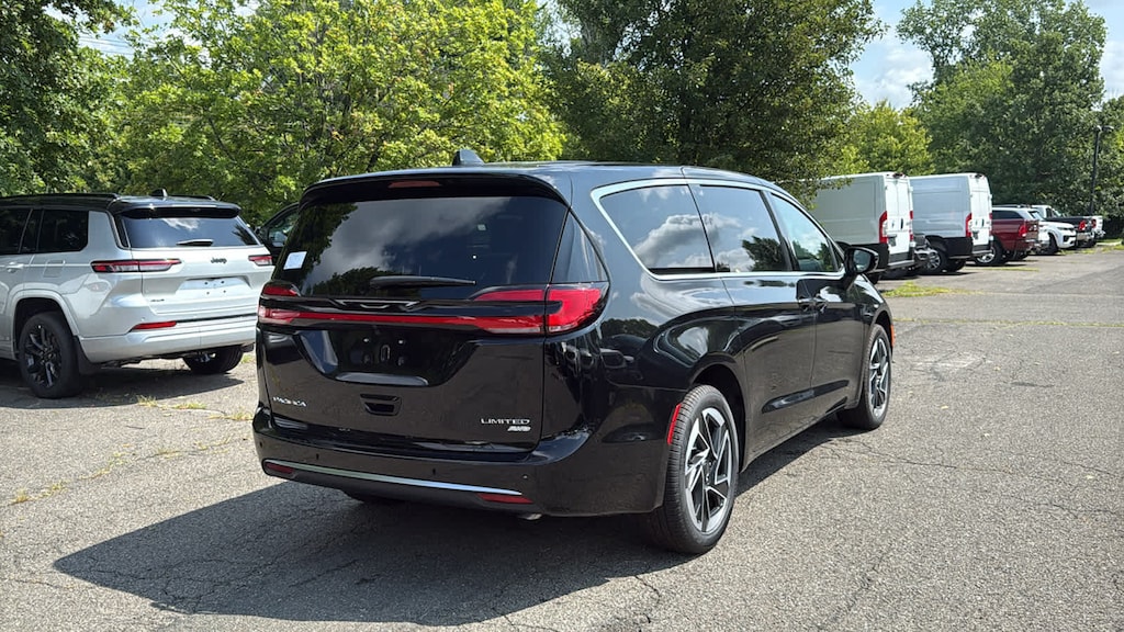 New 2027 Chrysler Pacifica LIMITED AWD Passenger Van