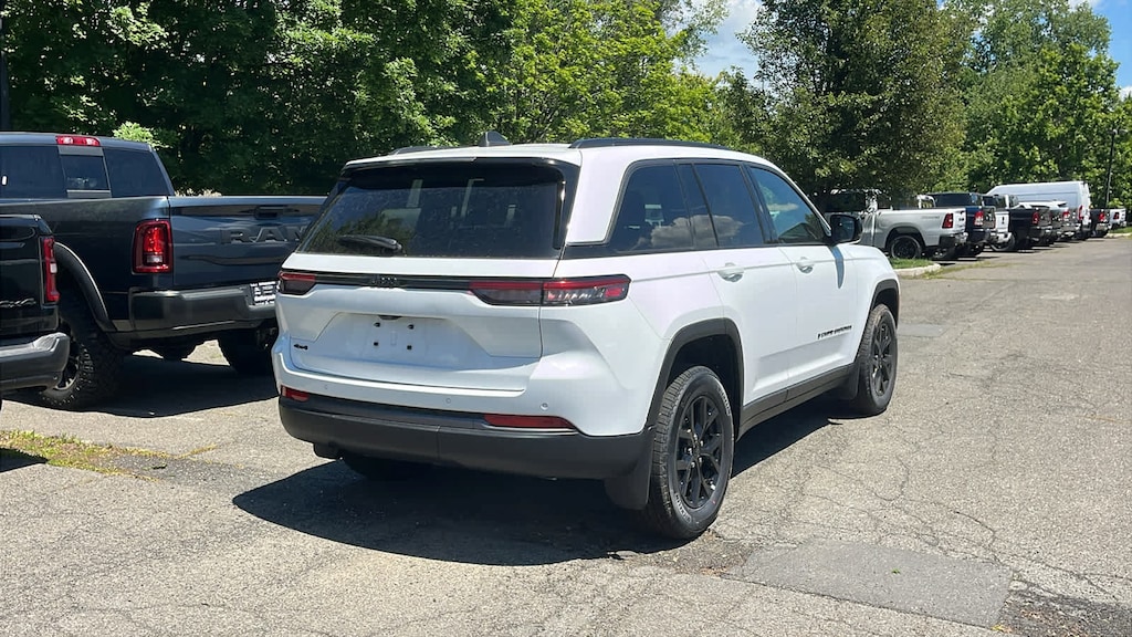 New 2026 Jeep Grand Cherokee LAREDO ALTITUDE 4X4 Sport Utility