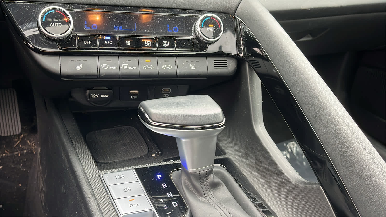 2024 Hyundai Elantra Limited - Photo 17