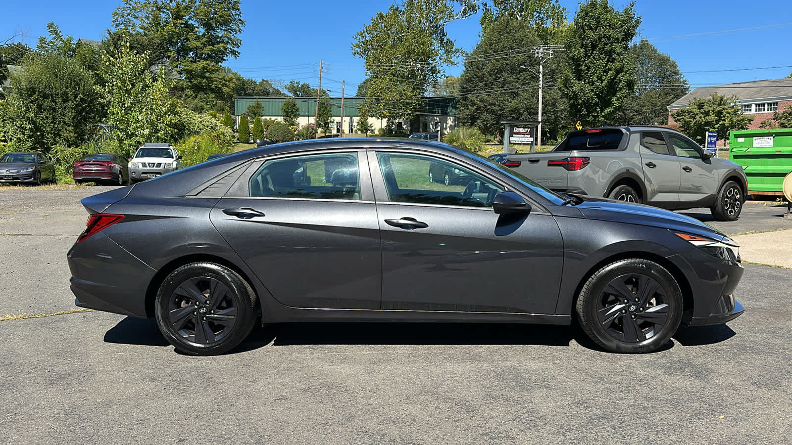 2022 Hyundai Elantra SEL photo 2
