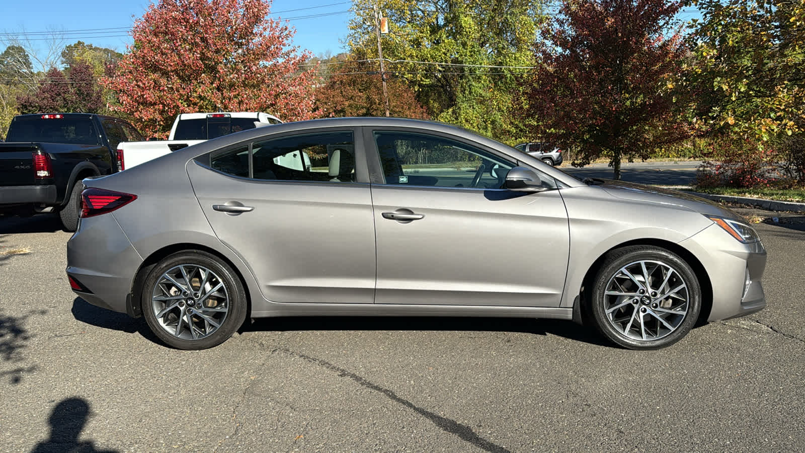 2020 Hyundai Elantra Limited photo 2