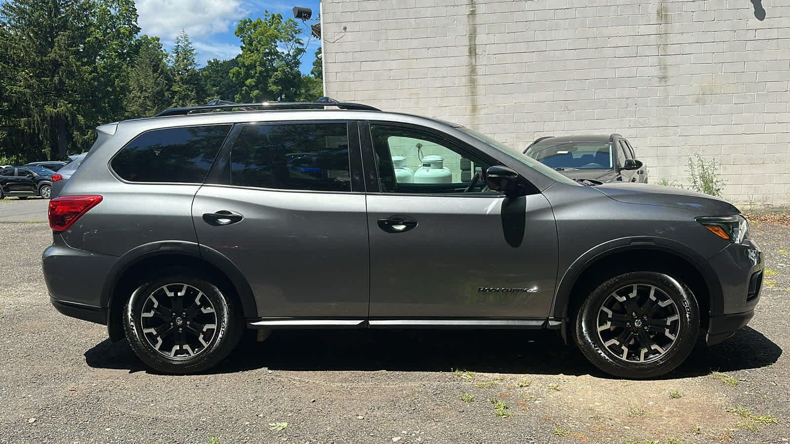 Used 2019 Nissan Pathfinder SL with VIN 5N1DR2MM7KC626965 for sale in Danbury, CT