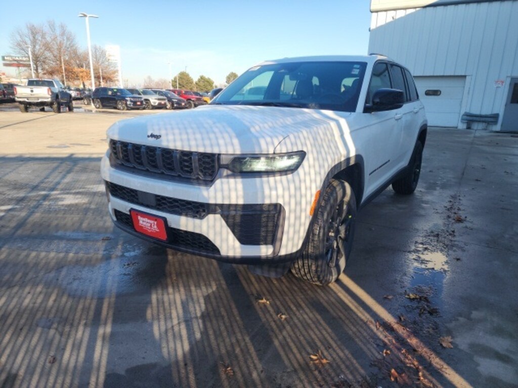 New 2026 Jeep Grand Cherokee Laredo Sport Utility