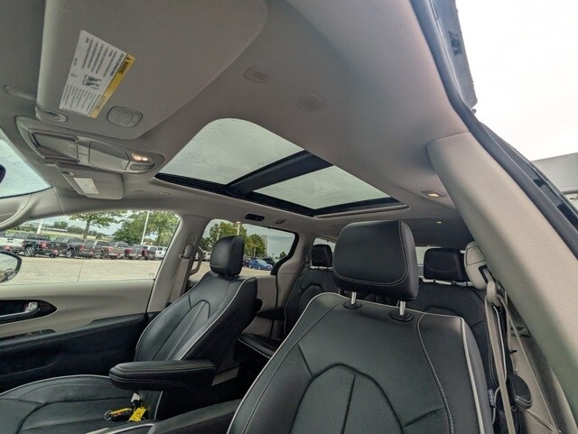 2024 Chrysler Pacifica Limited photo 2