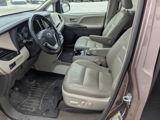 Certified 2018 Toyota Sienna XLE with VIN 5TDDZ3DC9JS206803 for sale in Waterloo, IA