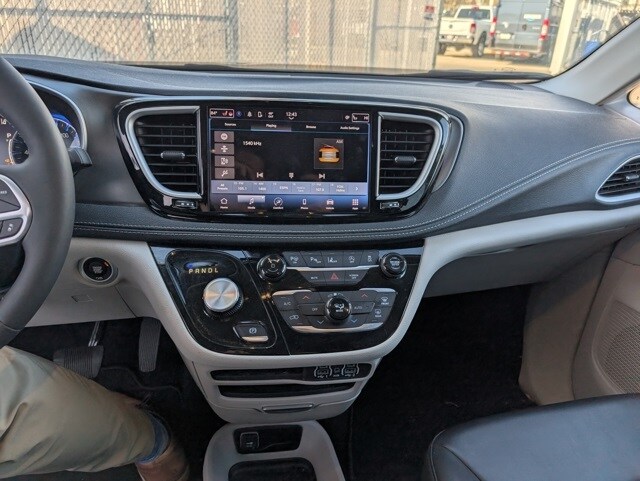 2023 Chrysler Pacifica Touring L photo 3