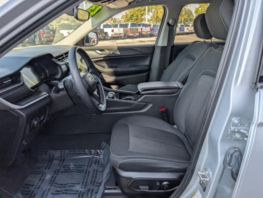 Used 2023 Jeep Grand Cherokee L Laredo SUV