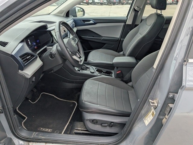 2022 Volkswagen Taos SE photo 2