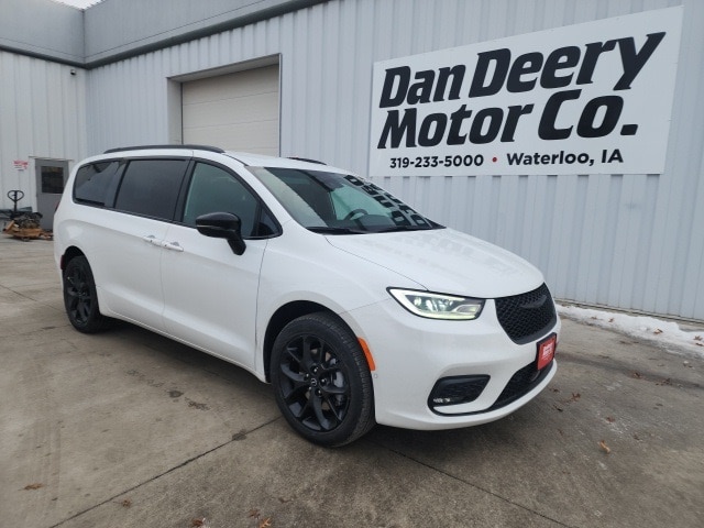 2026 Chrysler Pacifica Select's photo