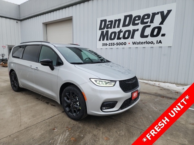 2026 Chrysler Pacifica Select's photo