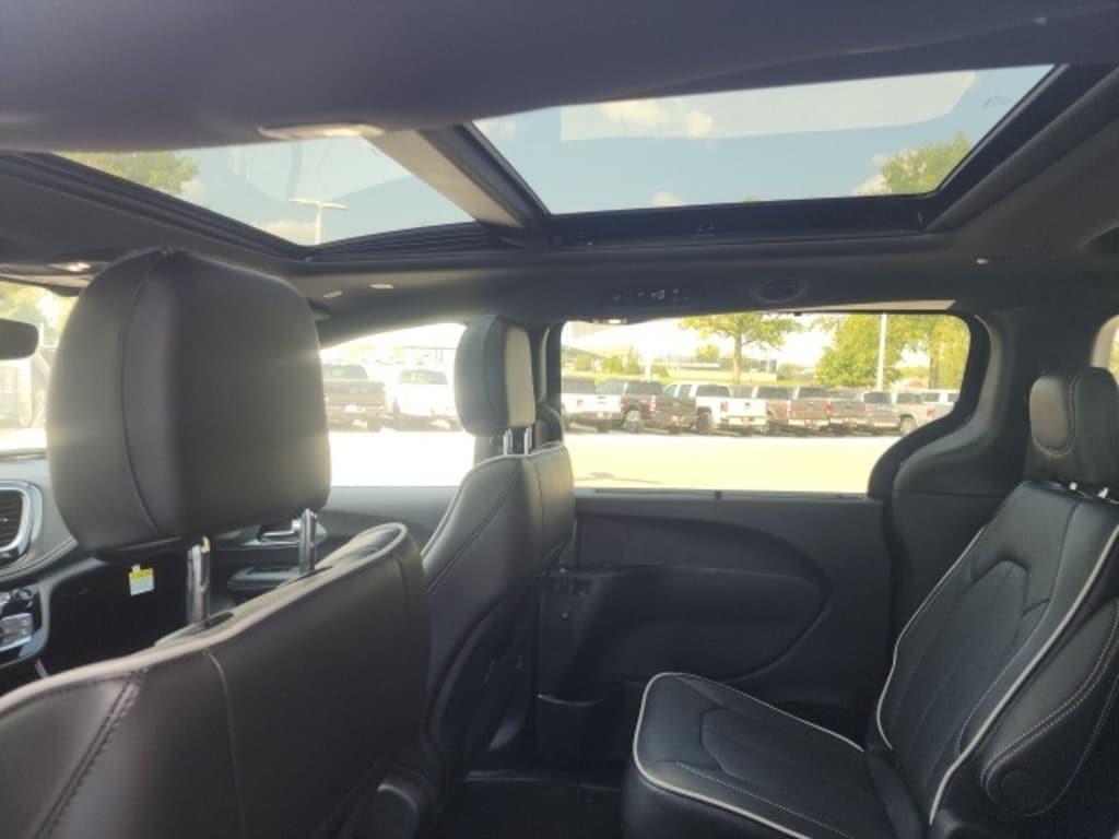 New 2026 Chrysler Pacifica Limited Passenger Van