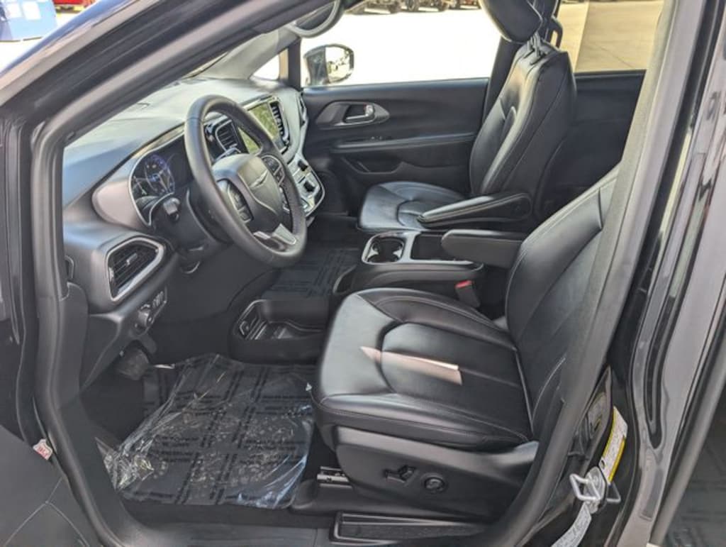 Used 2025 Chrysler Pacifica Select Minivan/Van