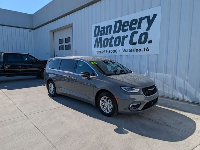 2025 Chrysler Pacifica Select's photo