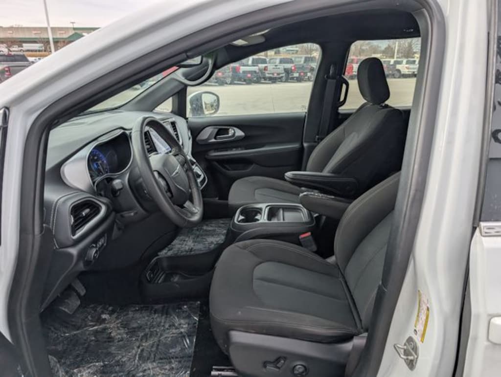 Used 2023 Chrysler Pacifica Touring Minivan/Van