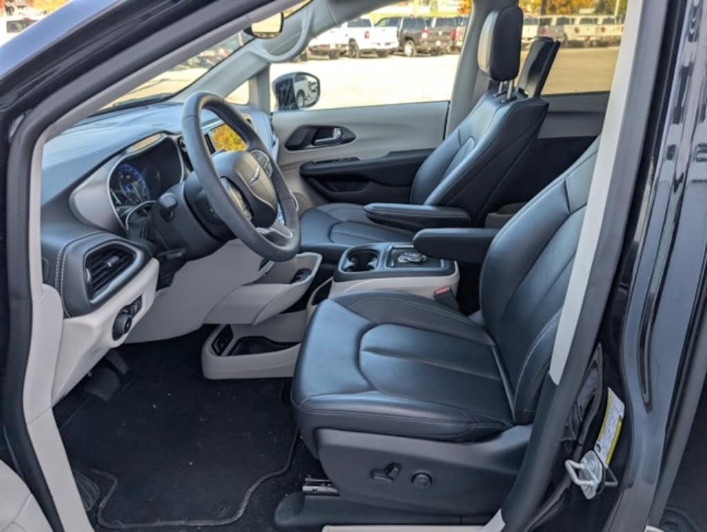 Used 2024 Chrysler Pacifica Touring L Minivan/Van