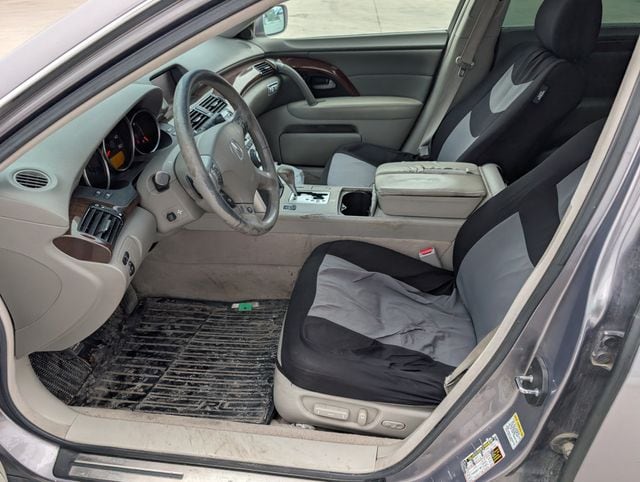 Used 2006 Acura RL Base with VIN JH4KB16516C011977 for sale in Waterloo, IA