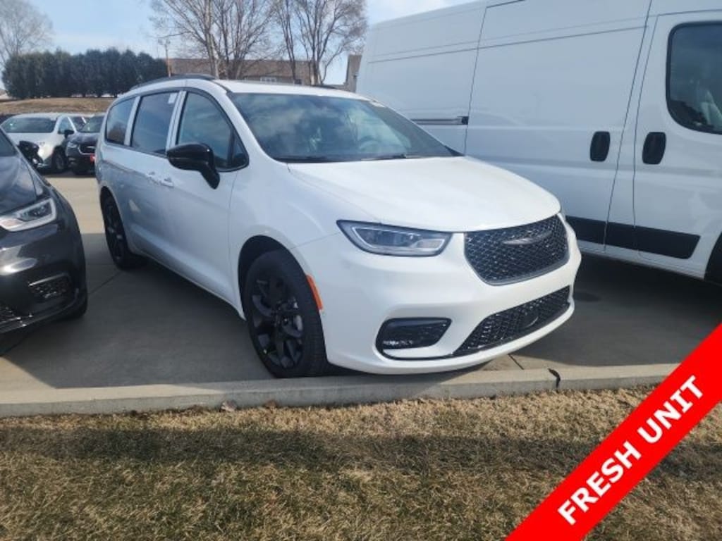 New 2026 Chrysler Pacifica Limited Passenger Van