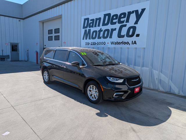2025 Chrysler Pacifica Select's photo