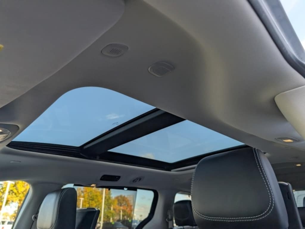 Used 2024 Chrysler Pacifica Touring L Minivan/Van