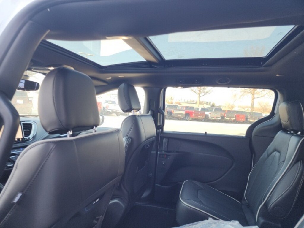 New 2026 Chrysler Pacifica Limited Passenger Van