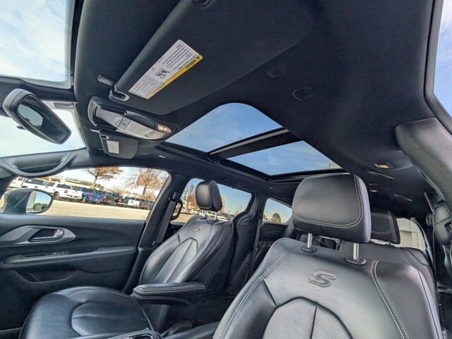 2023 Chrysler Pacifica Touring L photo 3