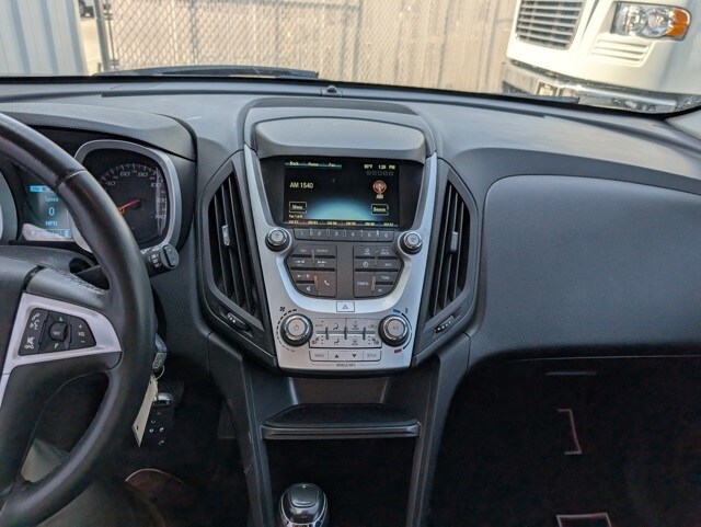 2017 Chevrolet Equinox LT photo 2