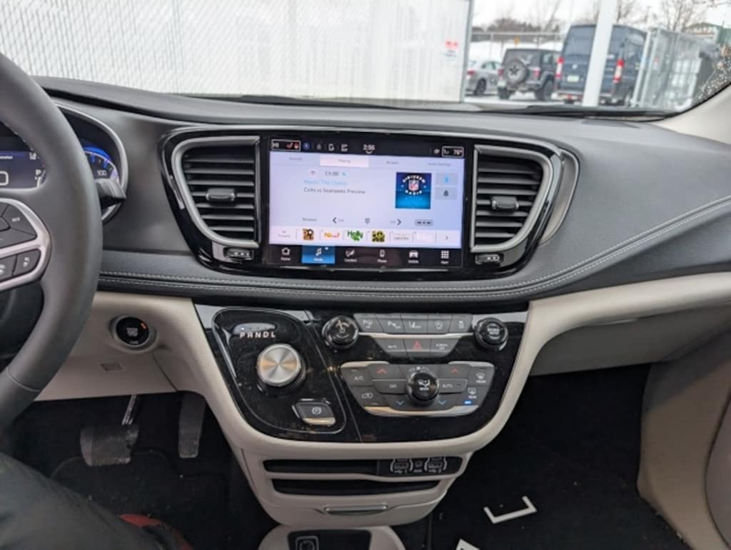 Used 2024 Chrysler Pacifica Touring L Minivan/Van