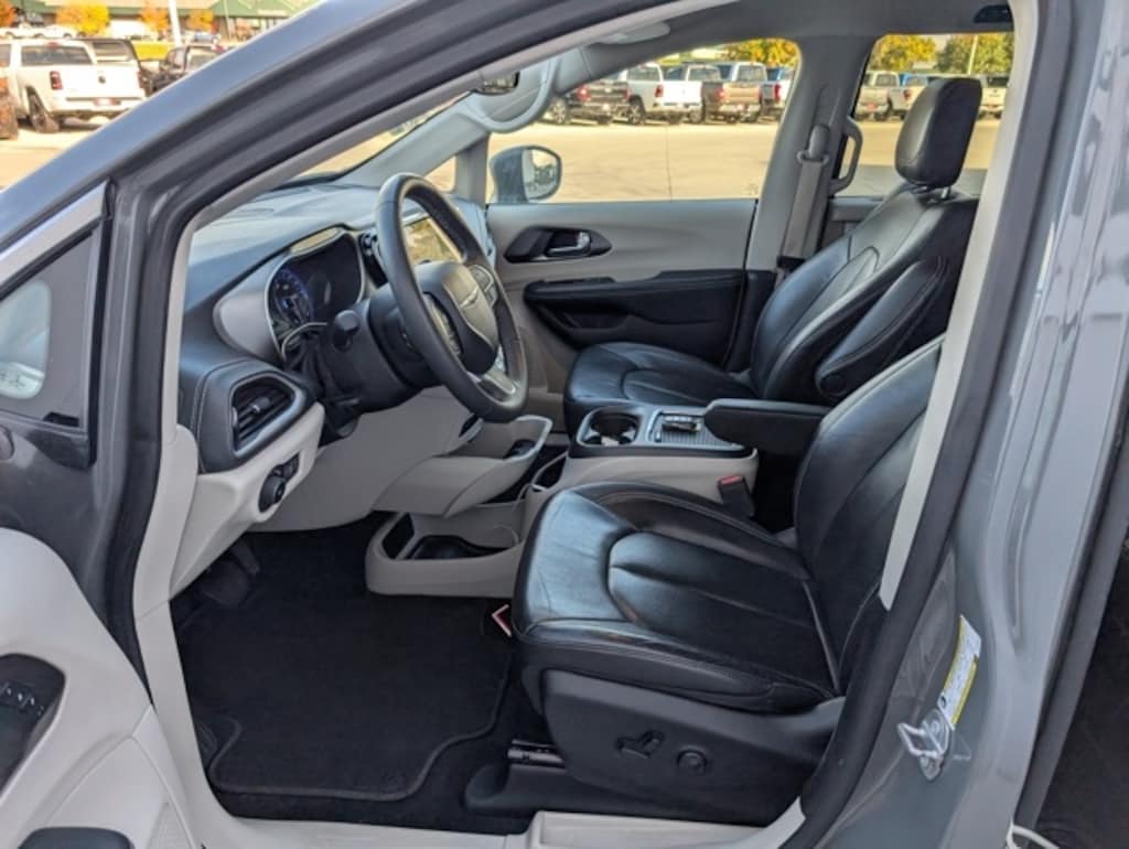 Used 2022 Chrysler Pacifica Touring L Minivan/Van