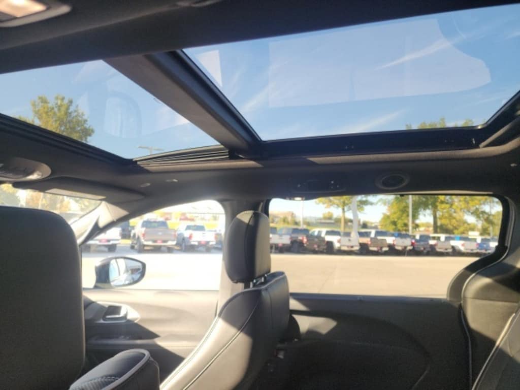 New 2026 Chrysler Pacifica Limited Passenger Van