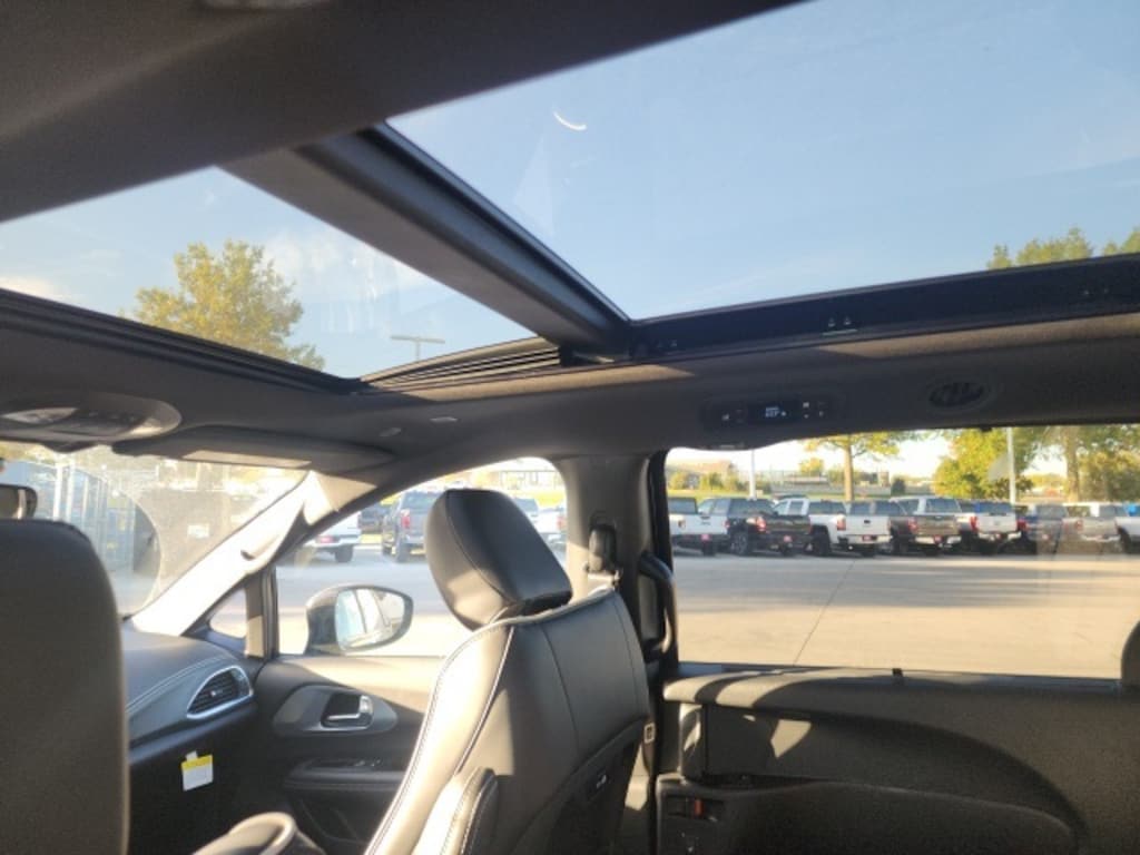 New 2026 Chrysler Pacifica Limited Passenger Van