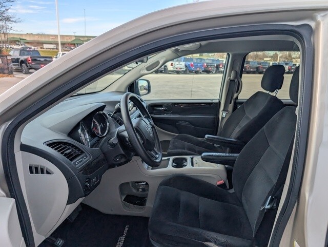 2014 Dodge Grand Caravan SXT photo 2