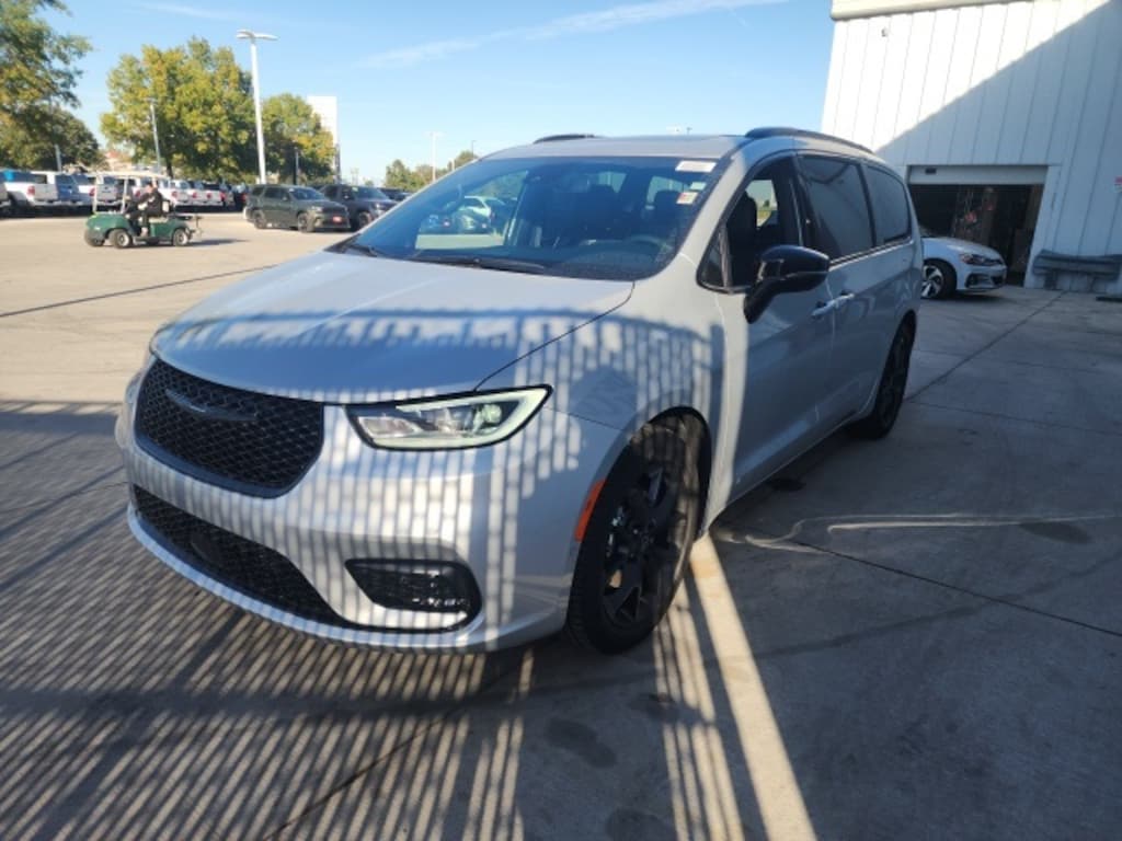 New 2026 Chrysler Pacifica Limited Passenger Van