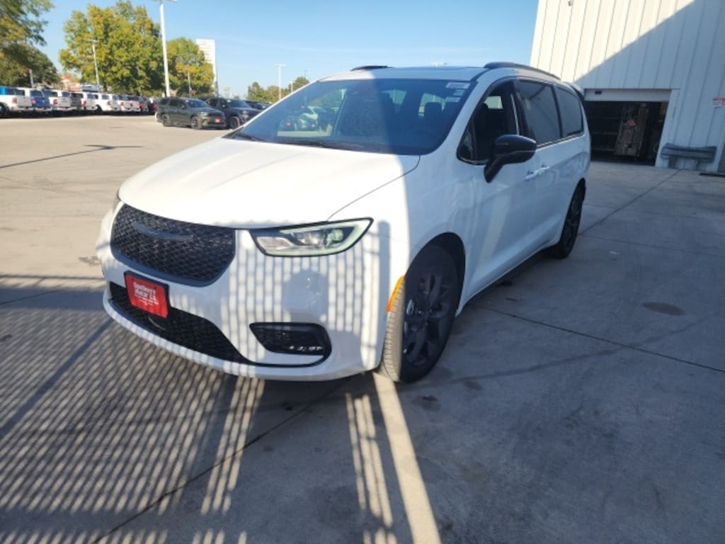 New 2026 Chrysler Pacifica Limited Passenger Van