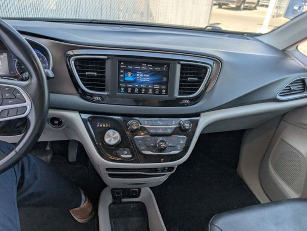 Used 2018 Chrysler Pacifica Touring L Minivan/Van
