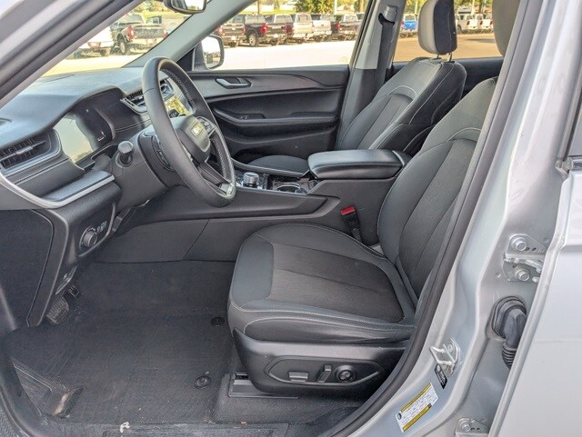 2023 Jeep Grand Cherokee Laredo photo 2